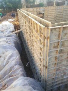 Forming foundation walls